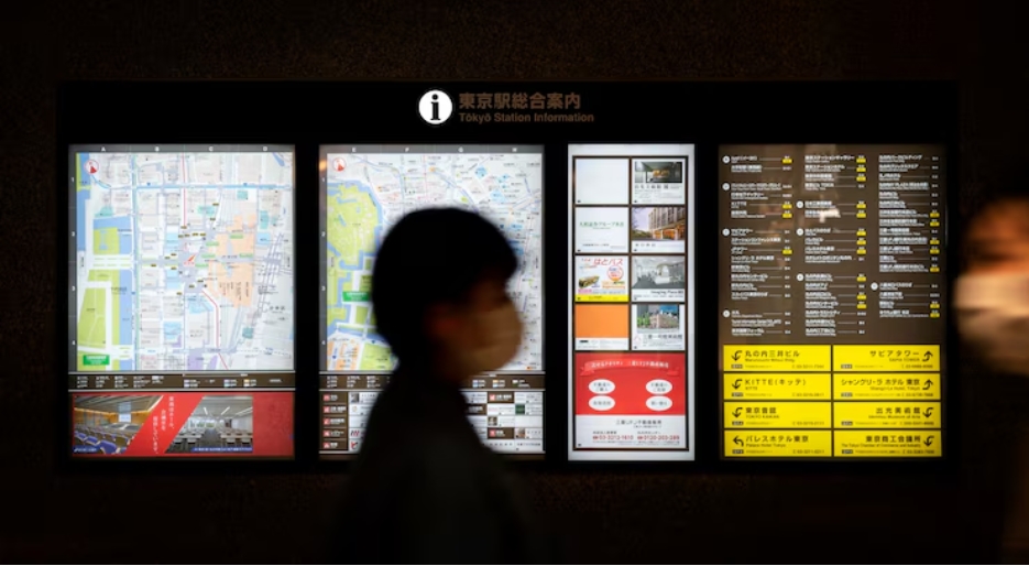 Traffic information is transmitted via electronic information